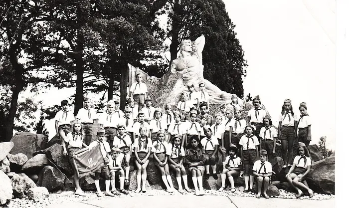 5 смена 1974 год 10 отряд (Лена пятая в нижнем ряду слева-направо)